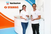 Zwei Mitarbeiter stehen im NetAachen und Stawag Partnershop