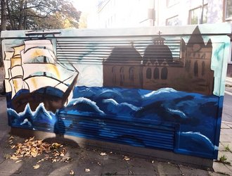 Street Art Motiv Segelschiff auf Meer mit Schloss im Hintergrund auf Stawag Trafostation