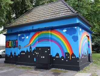 Street Art Motiv Stadt bei Nacht mit buntem Regenbogen auf Stawag Trafostation