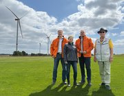 Gruppenfoto in Windpark Rohlsdorf, v.l.n.r.: Dr. Sven Orlowski, Geschäftsführer Stadtwerke Lübeck Energie, Anna-Lena Riotte, Projektmanagerin Stadtwerke Lübeck Energie, Dr. Jens Meier, CEO der Stadtwerke Lübeck Gruppe, Heinz-Klaus Drews, 1. Stellvertretender Bürgermeister Gemeinde Ratekau