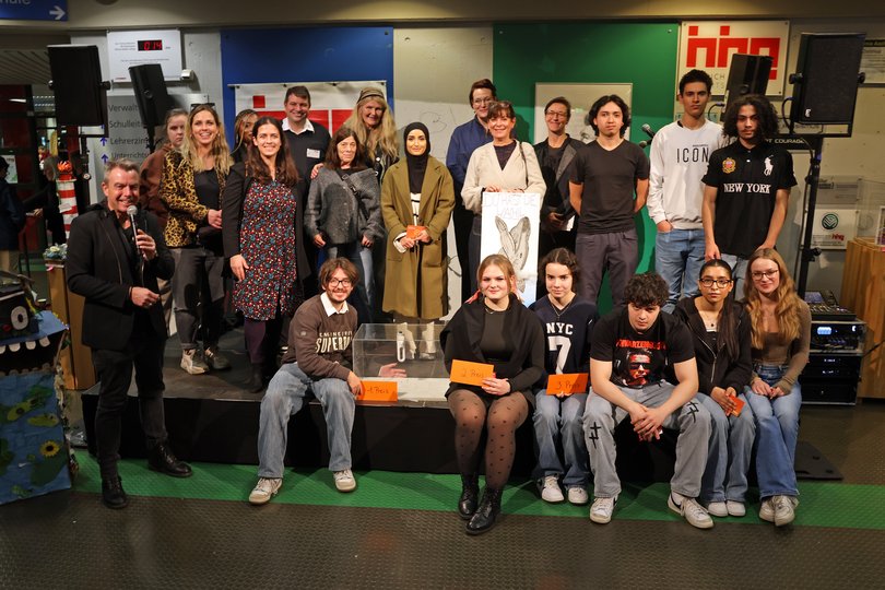 Teilnehmende der Preisverleihung auf Bühne