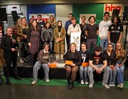 Teilnehmende der Preisverleihung auf Bühne
