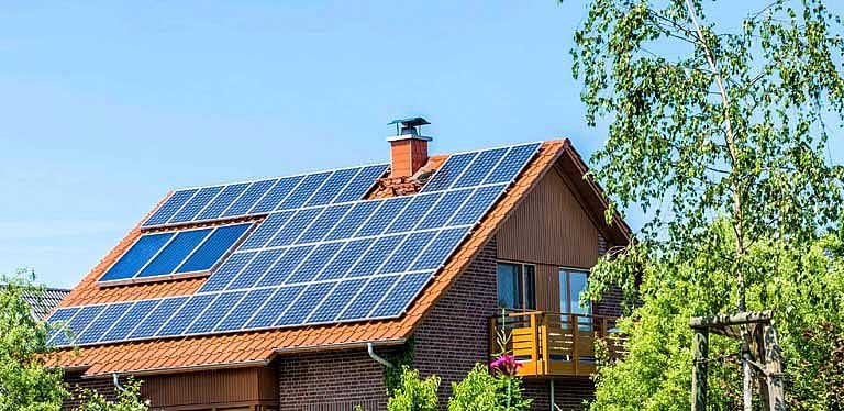 Einfamilienhaus mit Photovoltaik-Anlage auf Dach 