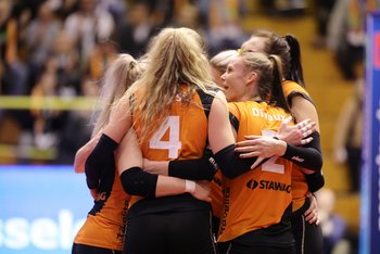 Gruppe von Frauen im Stawag Trikot umarmen sich auf Spielfeld