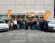 Gruppenfoto der Teilnehmenden beim Schulwettbewerb der STAWAG 2026 vor dem E-Store
