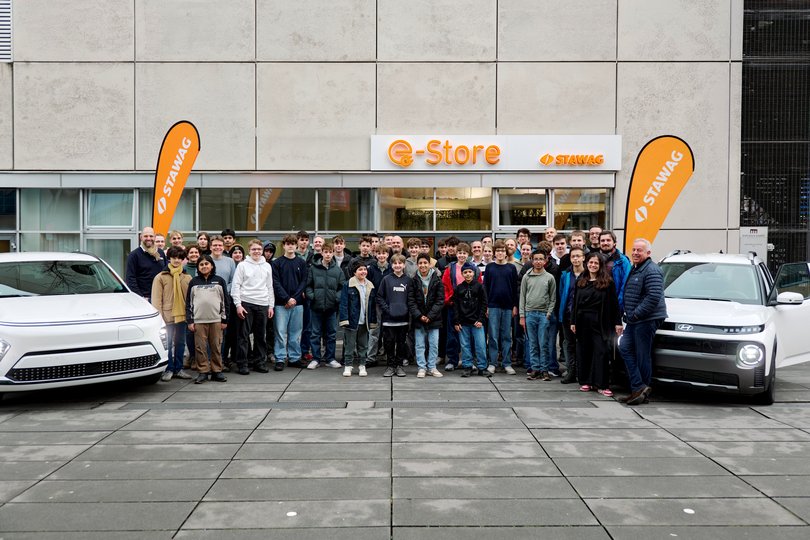 Gruppenfoto der Teilnehmenden beim Schulwettbewerb der STAWAG 2026 vor dem E-Store