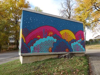 Street Art Motiv pink, gelb, blaue Buschlandschaft mit blauen Sternenhimmel