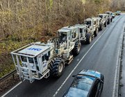Vibro-Trucks auf Straße von oben