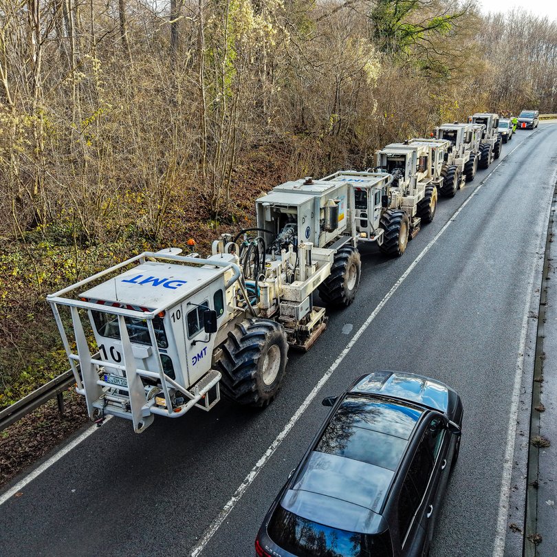Vibro-Trucks auf Straße von oben