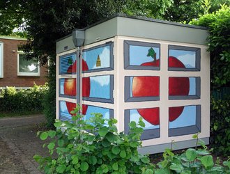 Street Art Motiv großer, roter Apfel vor blauem Himmel auf Stawag Trafostation