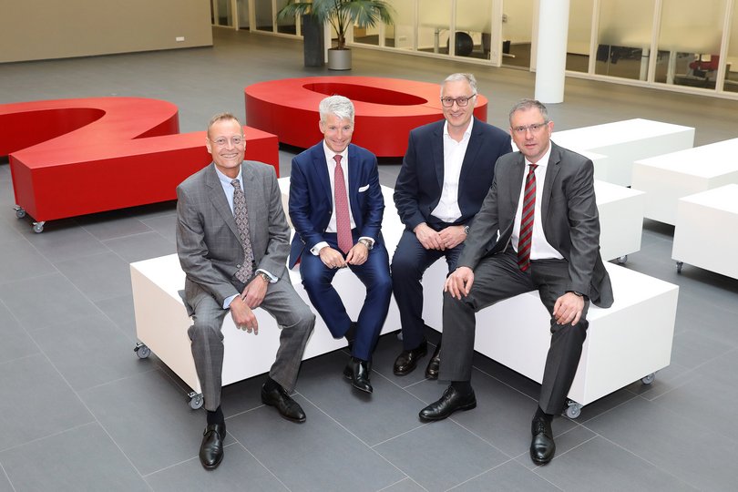 Blicken gemeinsam auf 20 erfolgreiche Jahre zurück: STAWAG-Vorstand Dr. Christian Becker (v. l.), Sven Becker, Sprecher der Trianel-Geschäftsführung, Trianel-Geschäftsführer Dr. Oliver Runte und Dietmar Spohn, Sprecher der Geschäftsführung der Stadtwerke Bochum GmbH. (Foto: Andreas Steindl)