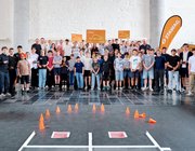 Gruppenfoto aller Teilnehmer:innen des Schulwettbewerbs der STAWAG 2026 in der Aula Carolina in Aachen 