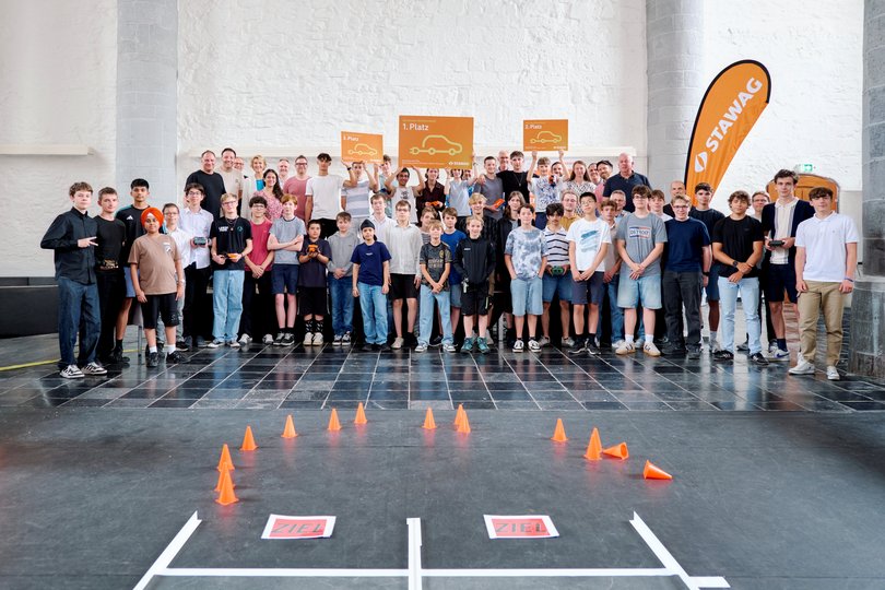 Gruppenfoto aller Teilnehmer:innen des Schulwettbewerbs der STAWAG 2026 in der Aula Carolina in Aachen 