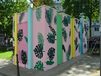Street Art grüne Blätter auf rosafarbene STAWAG Trafostation in Aachen