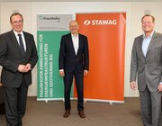 Der Leiter der Fraunhofer-Einrichtung für Energieinfrastrukturen und Geothermie, Geschäftsführer der STAWAG Energie GmbH und der Vorstand der STAWAG stehen lächelnd gemeinsam in einem Raum
