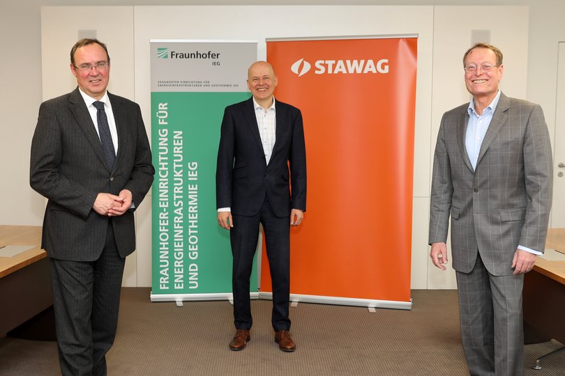 Der Leiter der Fraunhofer-Einrichtung für Energieinfrastrukturen und Geothermie, Geschäftsführer der STAWAG Energie GmbH und der Vorstand der STAWAG stehen lächelnd gemeinsam in einem Raum