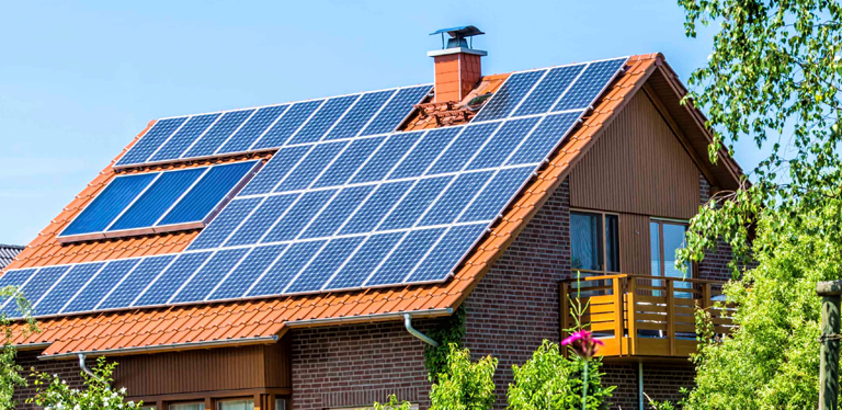 Einfamilienhaus mit Photovoltaik-Anlage auf Dach 