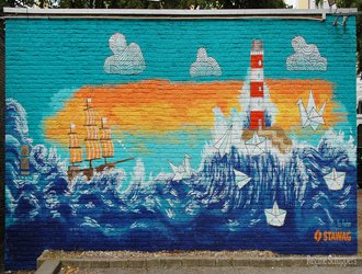 Street Art Motiv Meer mit Selgeboot und Leuchtturm auf Stawag Trafostation