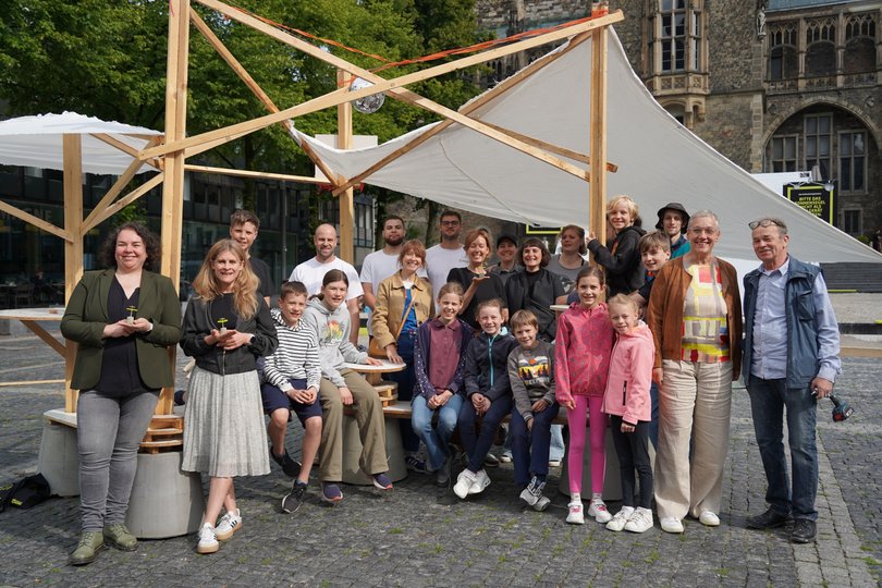 Archimedische Werkstatt: Oberbürgermeisterin Sibylle Keupen (2.v.r.), die Verantwortlichen, die Unterstützenden und natürlich die kleinen Ingenieur*innen der Archimedischen Werkstatt sind begeistert von den Stadtmöbeln.