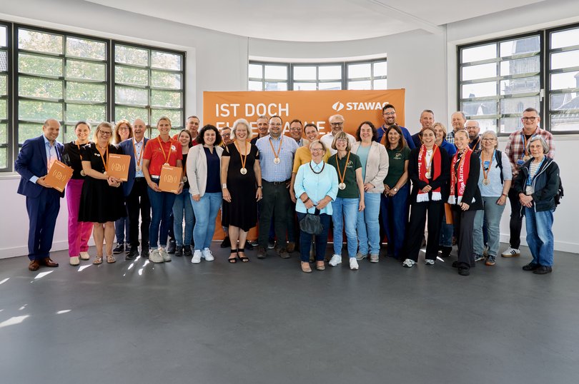 Gruppenfoto aller Preitsträger:innen von STAWAG für uns mit Wilfried Ullrich (Vorstand der STAWAG), Jennifer Prinz (Pressereferentin bei der STAWAG) und Annabel Brankovic (Wettbewerbsverantwortliche bei der STAWAG)
