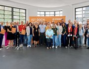 Gruppenfoto aller Preitsträger:innen von STAWAG für uns mit Wilfried Ullrich (Vorstand der STAWAG), Jennifer Prinz (Pressereferentin bei der STAWAG) und Annabel Brankovic (Wettbewerbsverantwortliche bei der STAWAG)