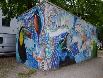 Street Art Motiv Tukan und andere Vögel auf Stawag Trafostation