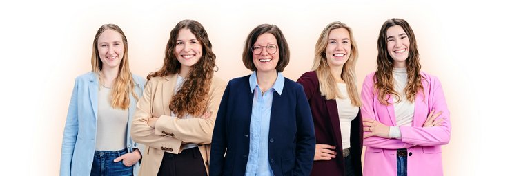 Kaja Faustmann, Alina Heiderscheidt, Antje Wilhelm, Julia Haller und Katharina Willmann stehen nebeneinander und tragen Business-Look