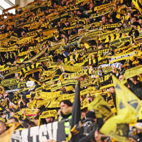 Tribüne auf dem Tivoli mit Fans, die Fan-Schals hochhalten