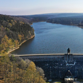 Foto von der Dreilägerbachtalsperre mit Staumauer