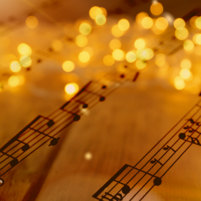 Notenblatt im Schein einer Lichterkette