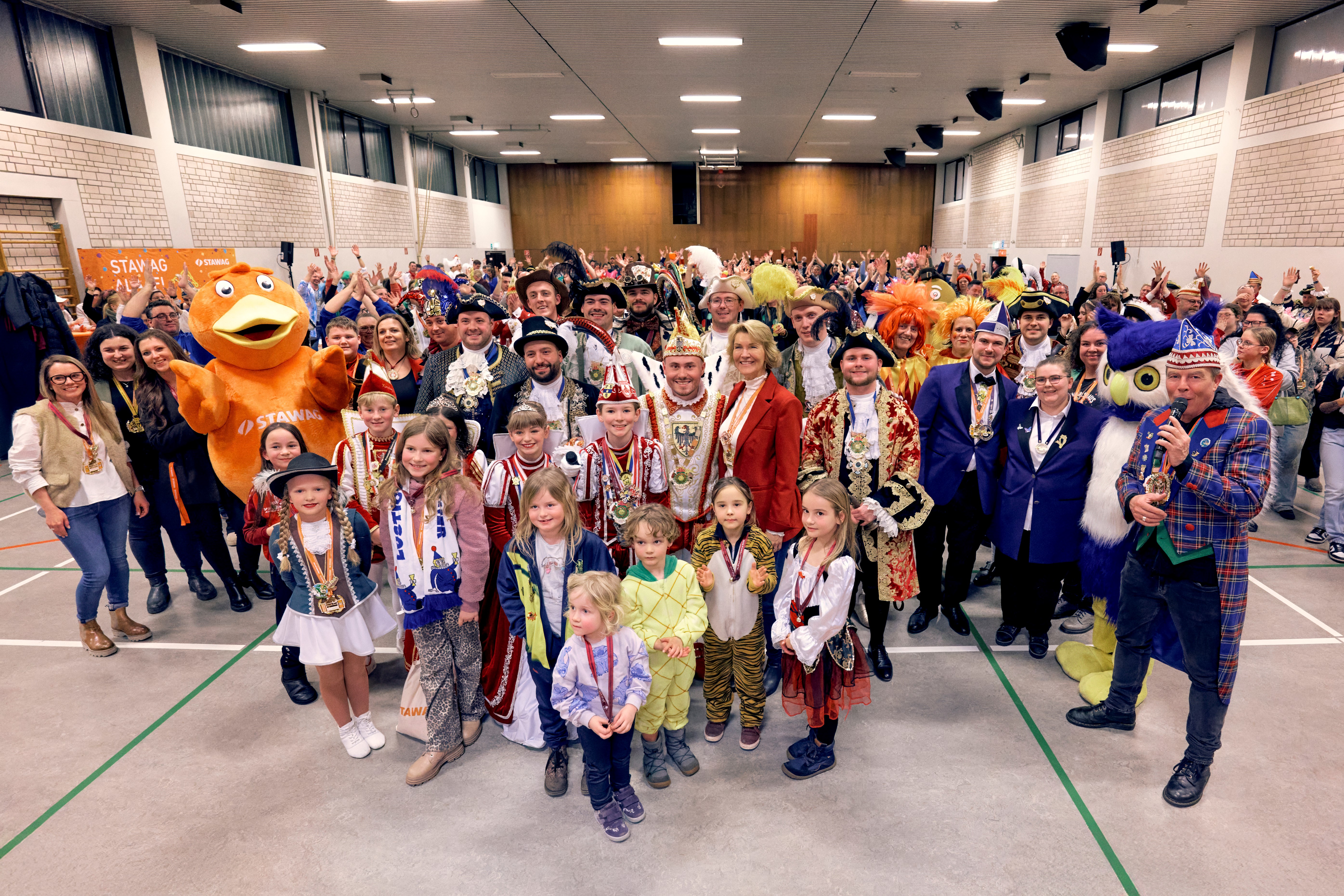 Gruppenfoto der Preisträger:innen von STAWAG Alaaf 2026 mit Prinz Lukas I. und Hofstaat