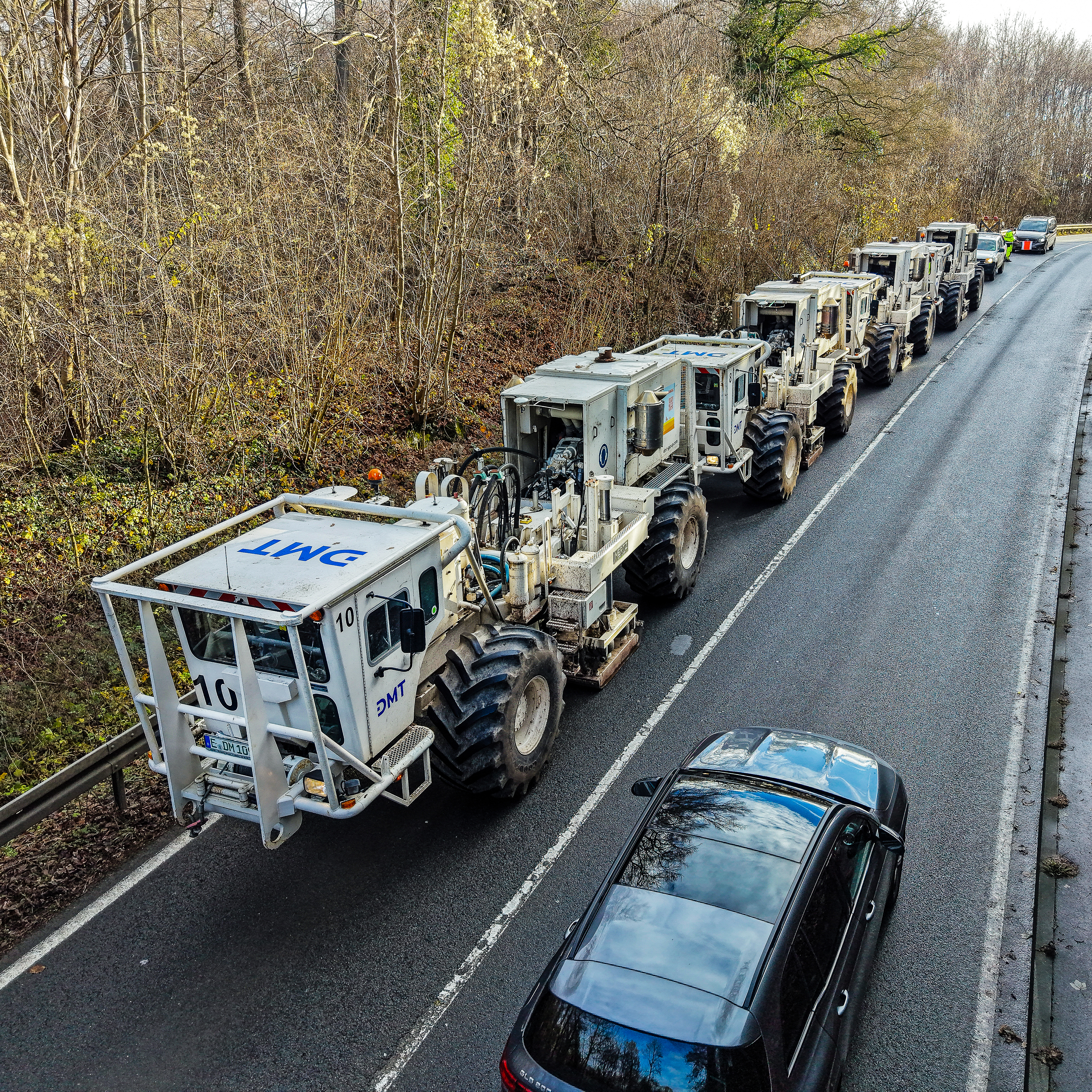 Vibro-Trucks auf Straße von oben