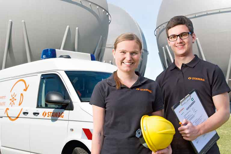 Zwei Stawag Auszubildende stehen vor Energiekraftwerk