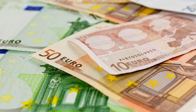 Großaufnahme verschiedenwertiger Euro Geldscheine übereinander