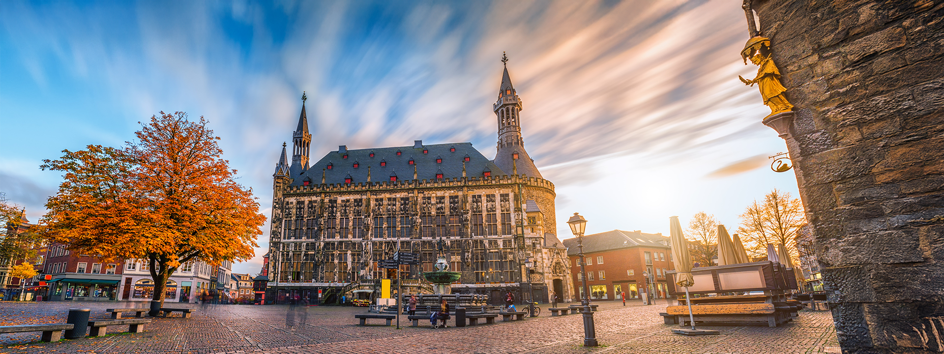 Markt in Aachen mit Rathaus und Karlsbrunnen
