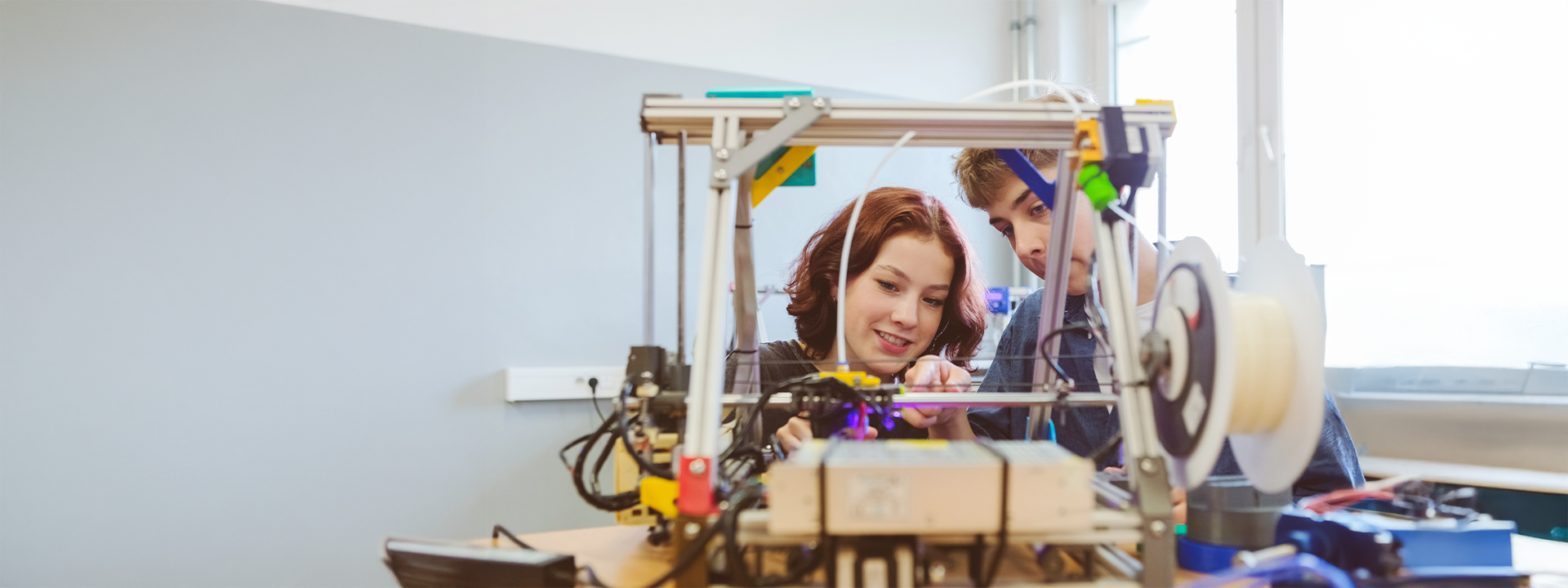 Zwei Schüler:innen bauen an Modell