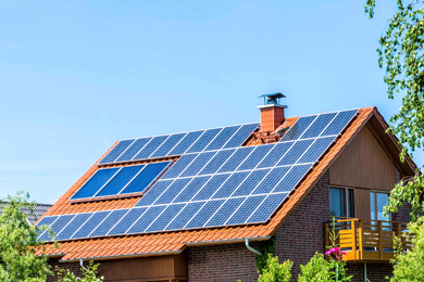 Einfamilienhaus mit Photovoltaik-Anlage auf Dach 