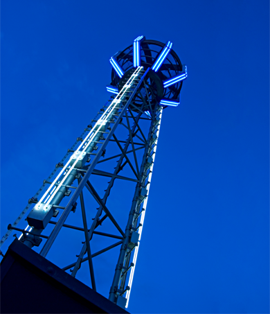 beleuchtete Wettersäule bei Dämmerung